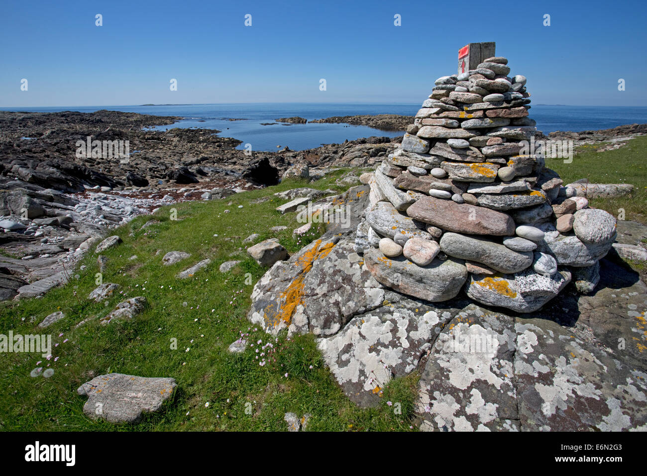 Stone cairns percorso waymarking Balranald Riserva Naturale North Uist Ebridi Esterne della Scozia Foto Stock