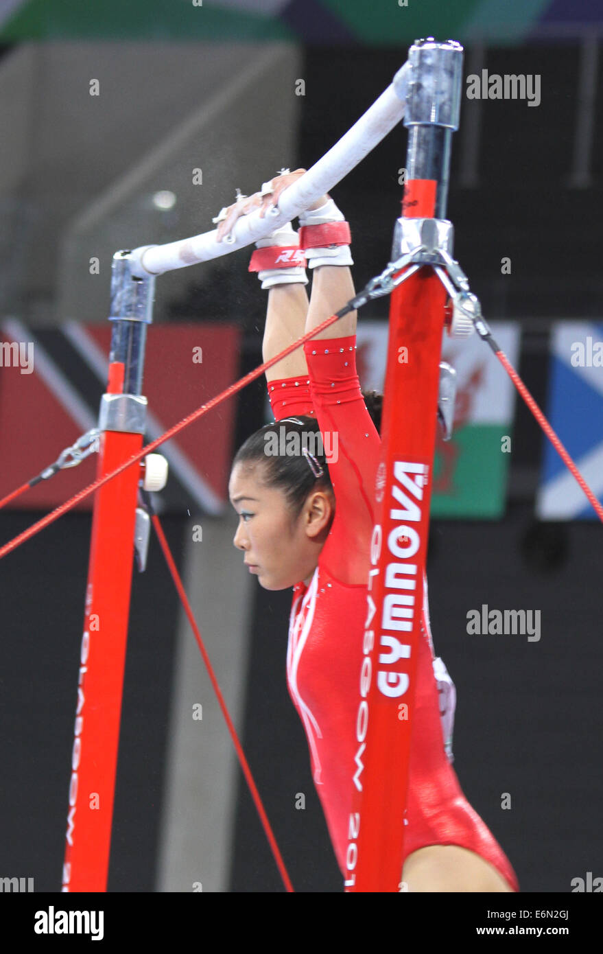 Heem Wei LIM di Singapore sulla donna le barre irregolari nella ginnastica artistica al 2014 giochi del Commonwealth a Glasgow. Foto Stock