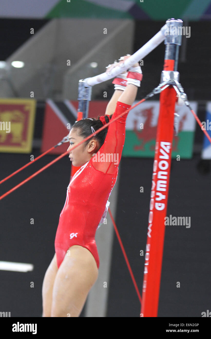 Heem Wei LIM di Singapore sulla donna le barre irregolari nella ginnastica artistica al 2014 giochi del Commonwealth a Glasgow. Foto Stock