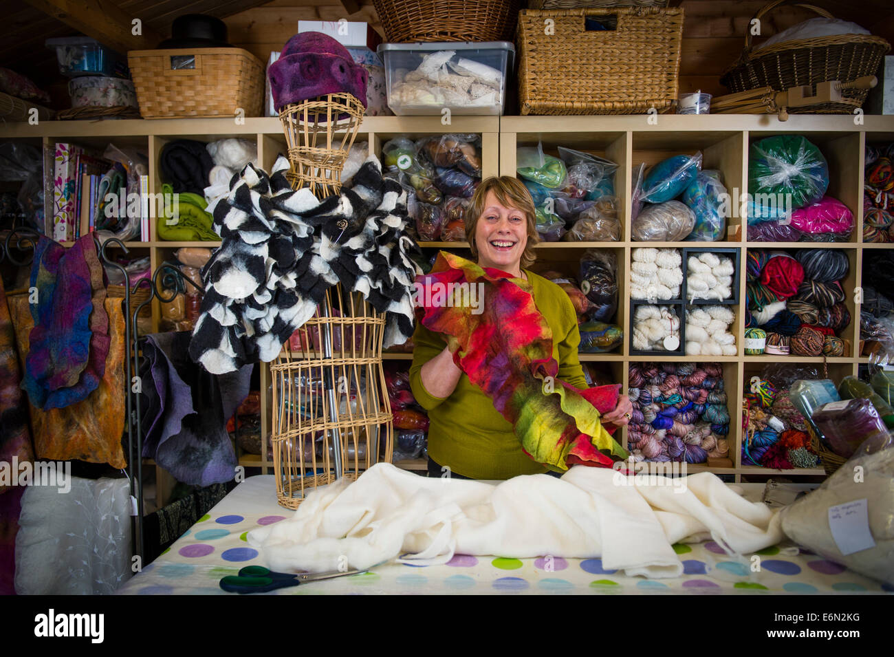 Chrissie Menzies - feltro maker , Crisalide - Arte di usura , con il suo lavoro nel suo studio a Llanerfyl, Powys Wales UK Foto Stock