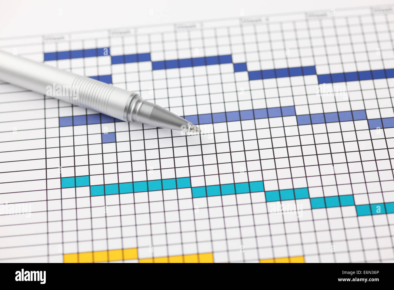 Piano di progetto (diagramma di Gantt) con penna a sfera Foto Stock