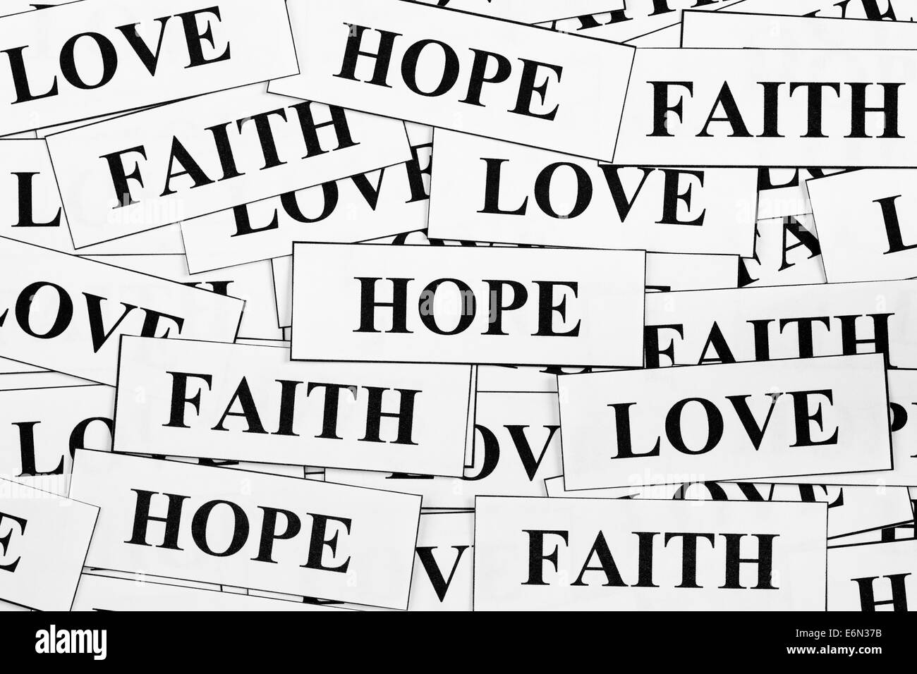 Pezzi di carta con le parole " fede ", " speranza " e " l'amore". Foto Stock