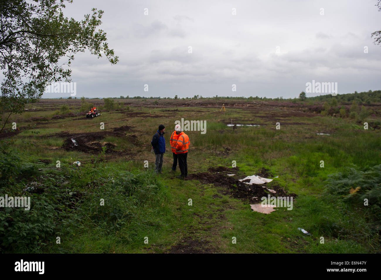 Oristown, Meath, Irlanda. 27 Agosto, 2014. Una nuova ricerca di Oristown Bog nella contea di Meath ha preso il via oggi come parte del costante impegno per individuare i resti di uno degli scomparsi.23-anno-vecchio uomo di Belfast Brendan Megraw era stato rapito da parte dell'IRA dalla sua casa di Twinbrook nella città in 1978.è stato assassinato e sepolto segretamente.raffigurati sono commissione indipendente per la localizzazione di vittime' rimane il personale della Commissione di effettuare un intervento chirurgico di geofisica, personale hanno effettuato tre ricerche precedenti in corrispondenza di Oristown per Brendan Megraw's rimane, l'ultimo nel 2010. Credito: Barry Cronin/Alamy Live News Foto Stock