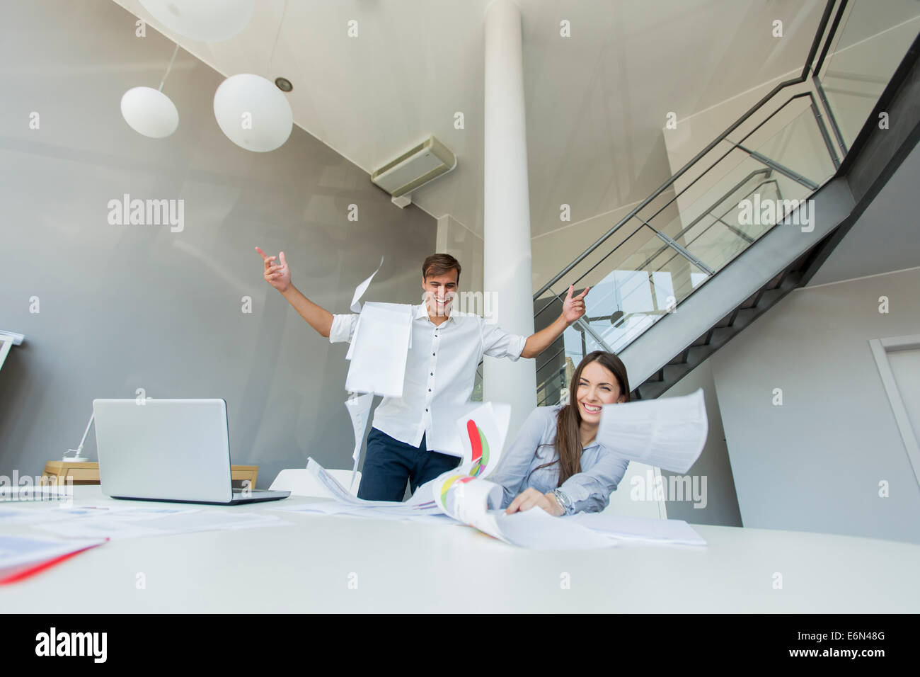 Excied business man in ufficio Foto Stock