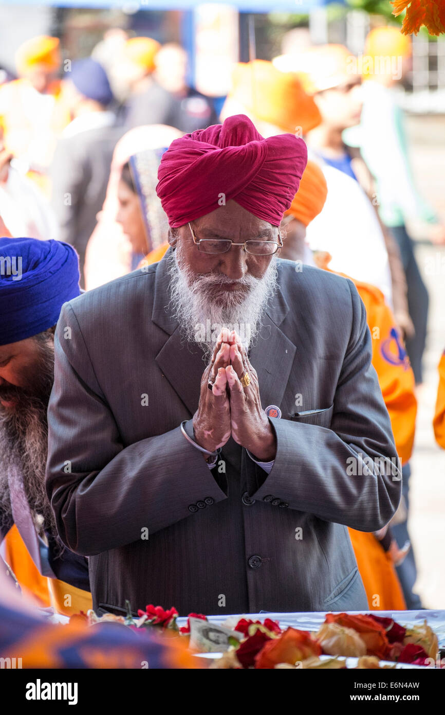 La religione sikh uomo che prega Foto Stock