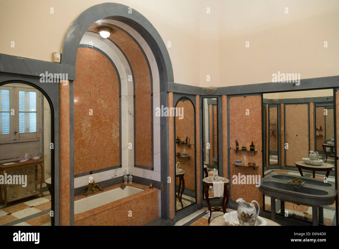 Stile art deco bagno, Museo di Arti Decorative, Havana, Cuba Foto Stock