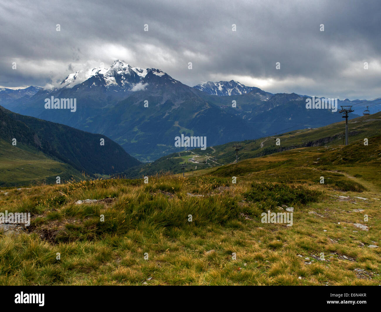 Mont Pourri (3,779 metri o 12,398 ft) da sopra il francese Alpine resort di La Rosiere, Savoie, Francia Foto Stock