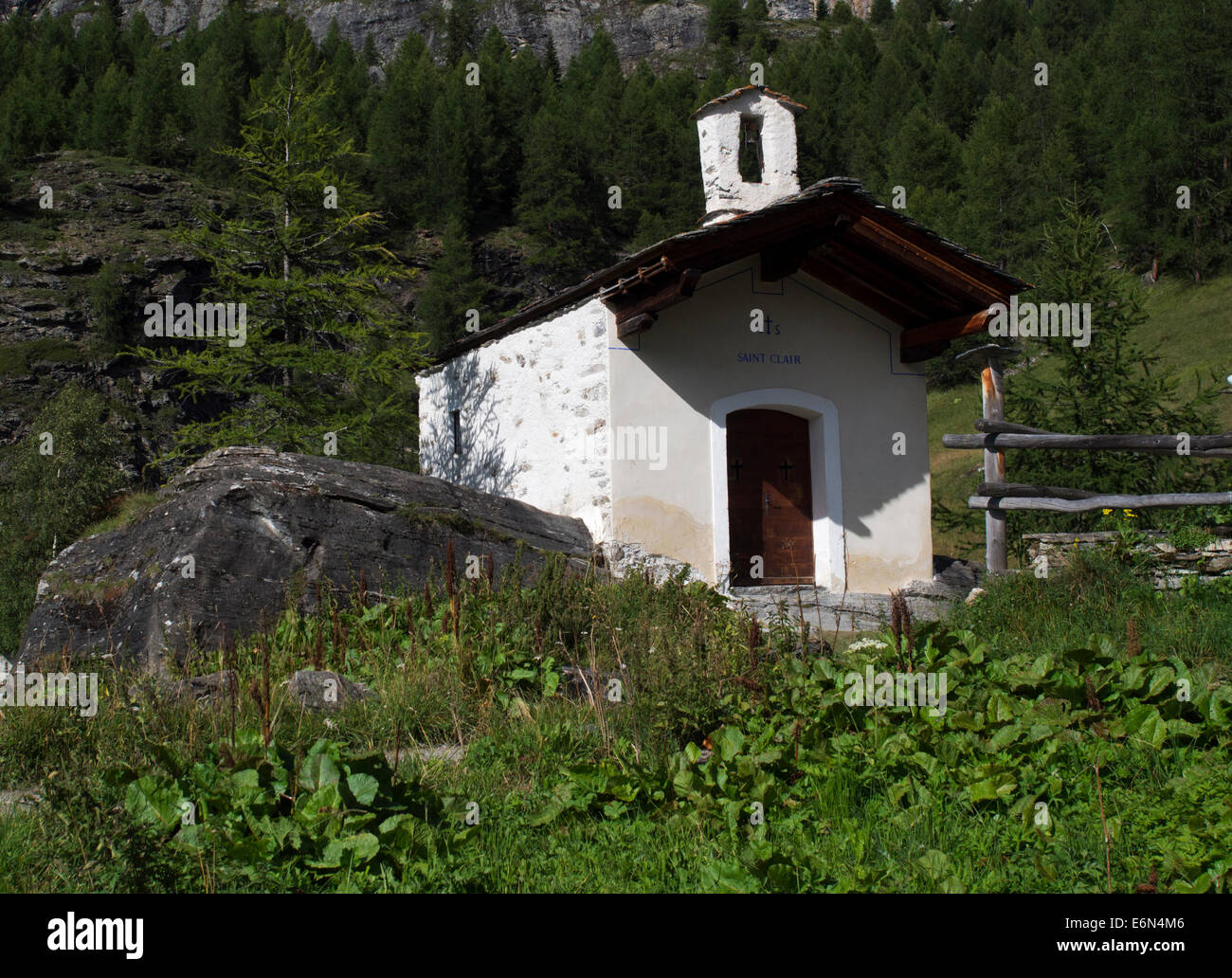Cappella di Saint Clair nella frazione Le Monal nelle Alpi francesi, Savoie Foto Stock