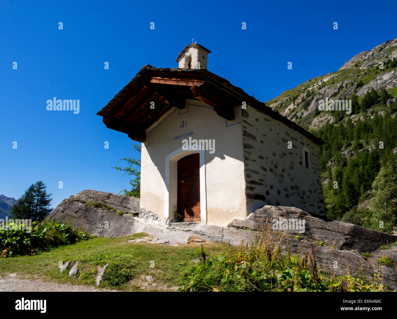 Cappella di Saint Clair nella frazione Le Monal nelle Alpi francesi, Savoie Foto Stock