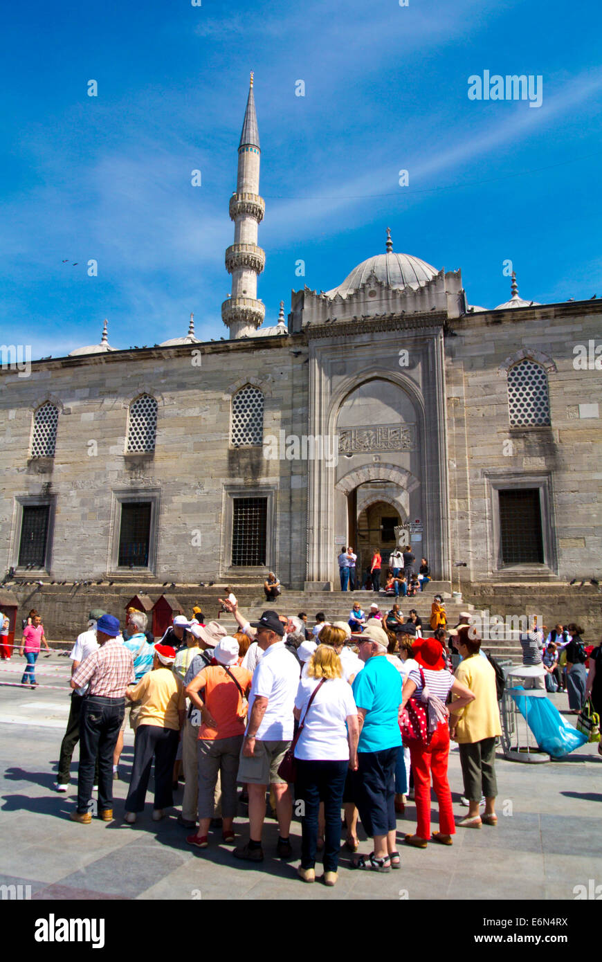 Gruppo turistico a Eminönu Meydan piazza, di fronte Yeni Cami, distretto di Fatih, Istanbul, Turchia, Europa Foto Stock