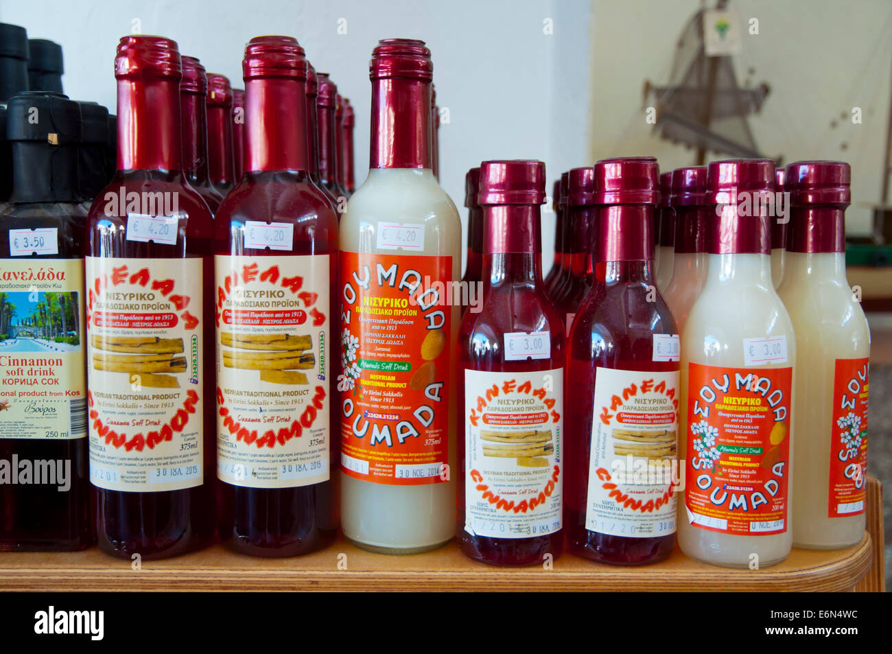 Nisyrian kanelada cannella soft drink bottiglie, Market Hall, Eleftherias Square, la città di Kos, isola di Kos, Dodecanneso isole, Grecia Foto Stock