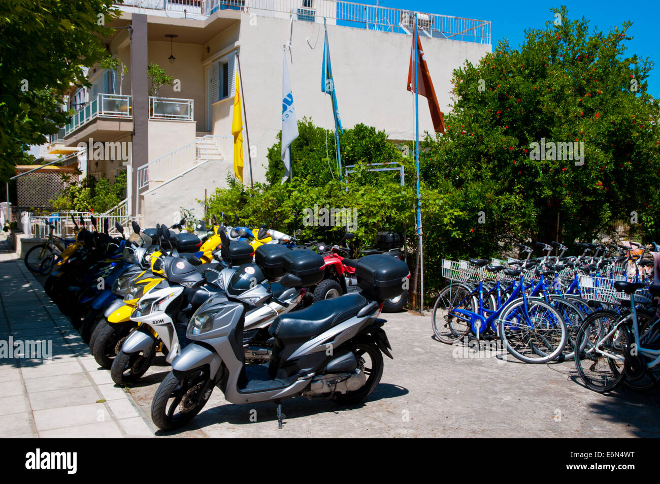 Moto, scooter, ciclomotori e moto quad per l'affitto, la città di Kos, isola di Kos, Dodecanneso isole, Grecia, Europa Foto Stock
