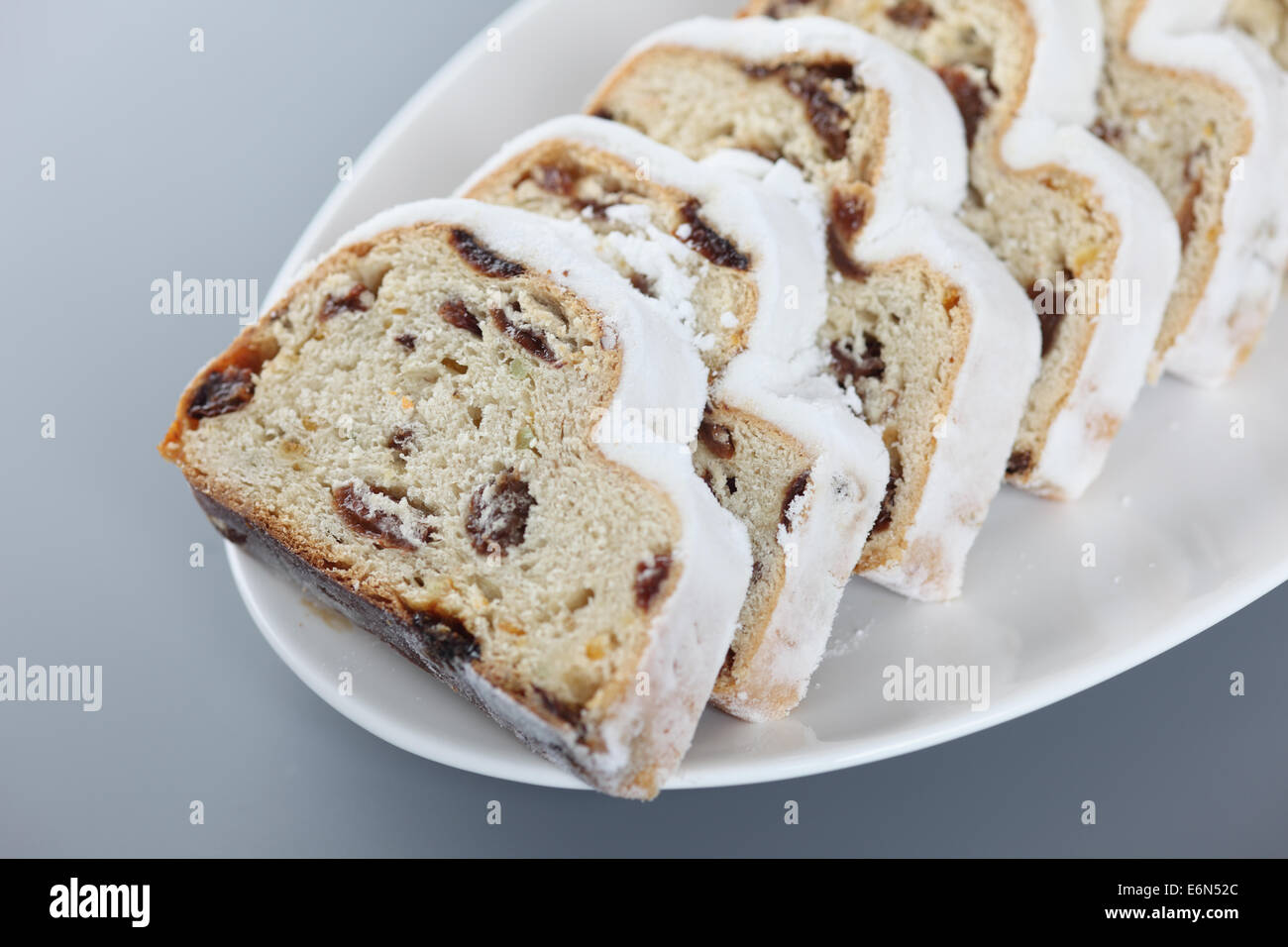 Il Natale lo Stollen con uvetta. (Tedesco tradizionale pane di Natale) Foto Stock