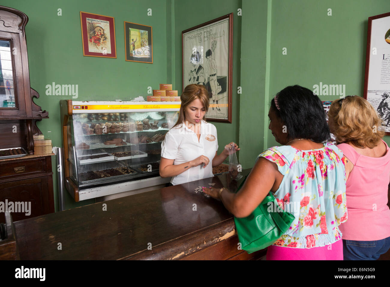 I clienti che acquistano il cioccolato presso il Museo del cioccolato, Havana, Cuba Foto Stock