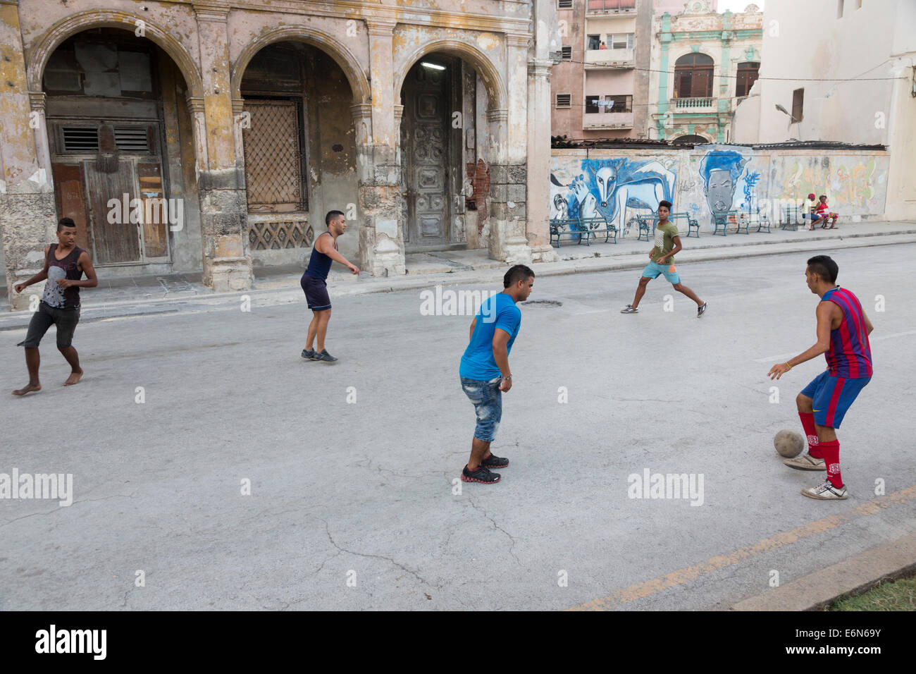 Ragazzi che giocano a calcio sulla strada vecchia Havana, Cuba Foto Stock