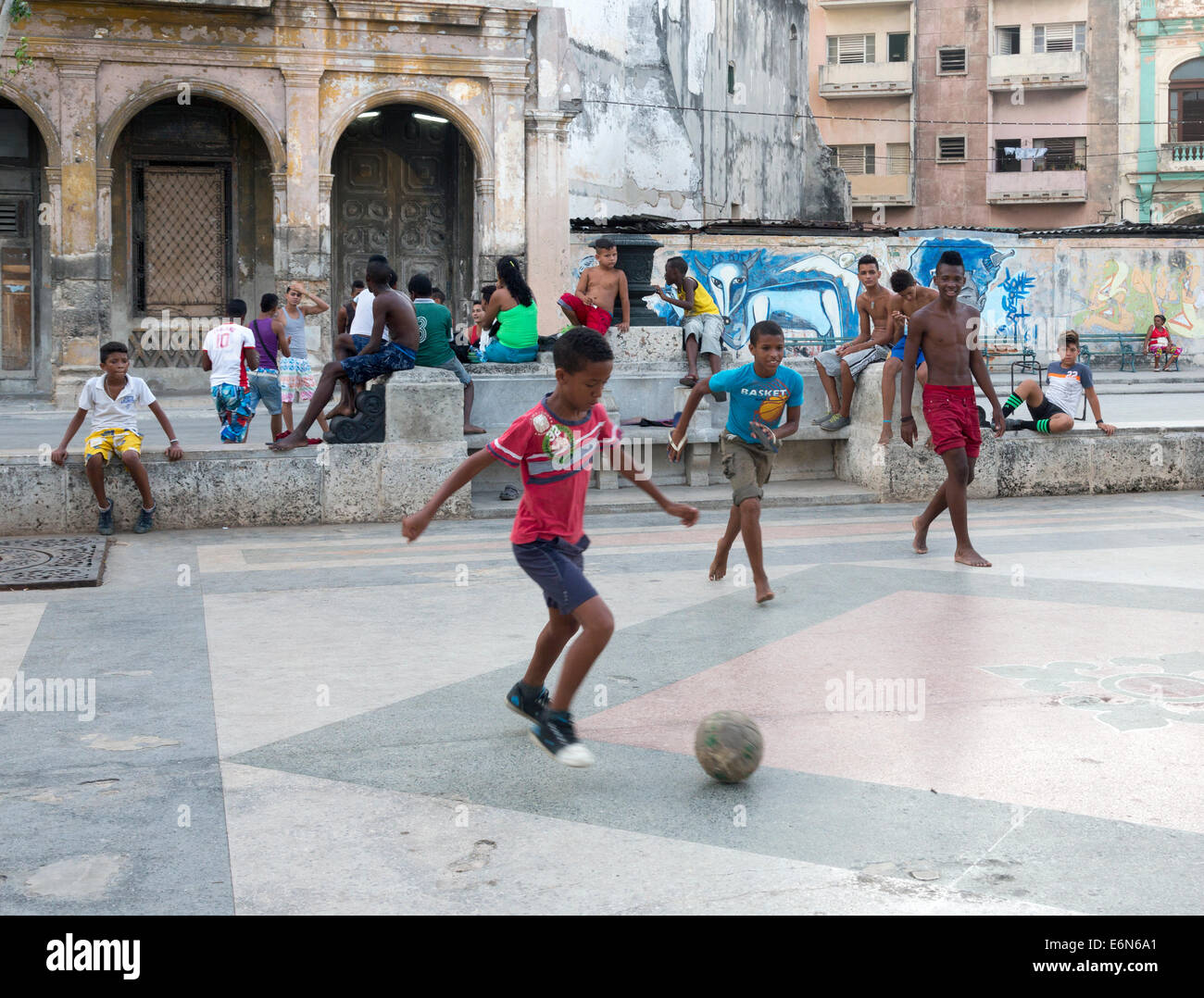 Ragazzi che giocano a calcio sulla strada vecchia Havana, Cuba Foto Stock