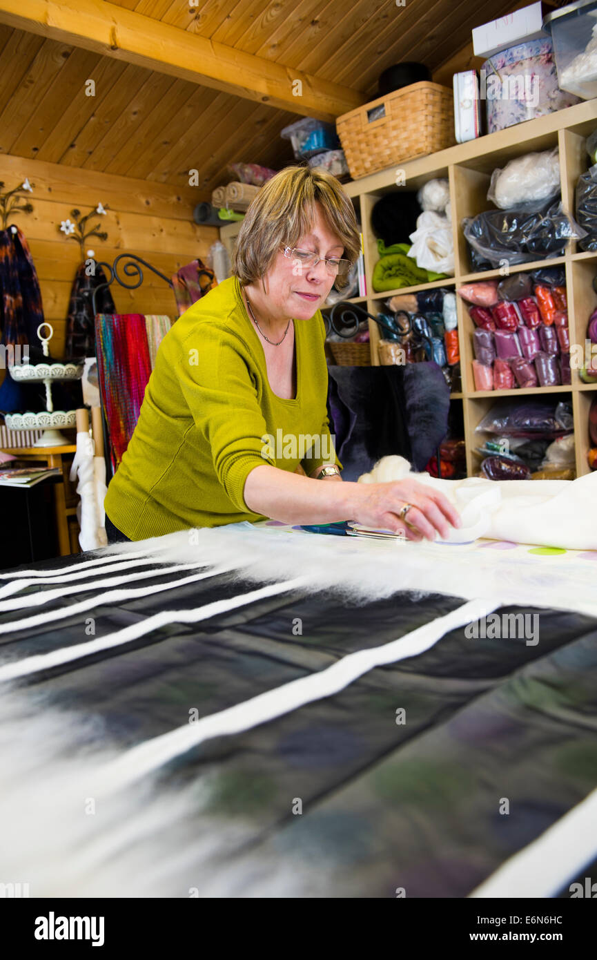 Chrissie Menzies - feltro maker , Crisalide - Arte di usura , nel suo studio a Llanerfyl, Powys Wales UK Foto Stock