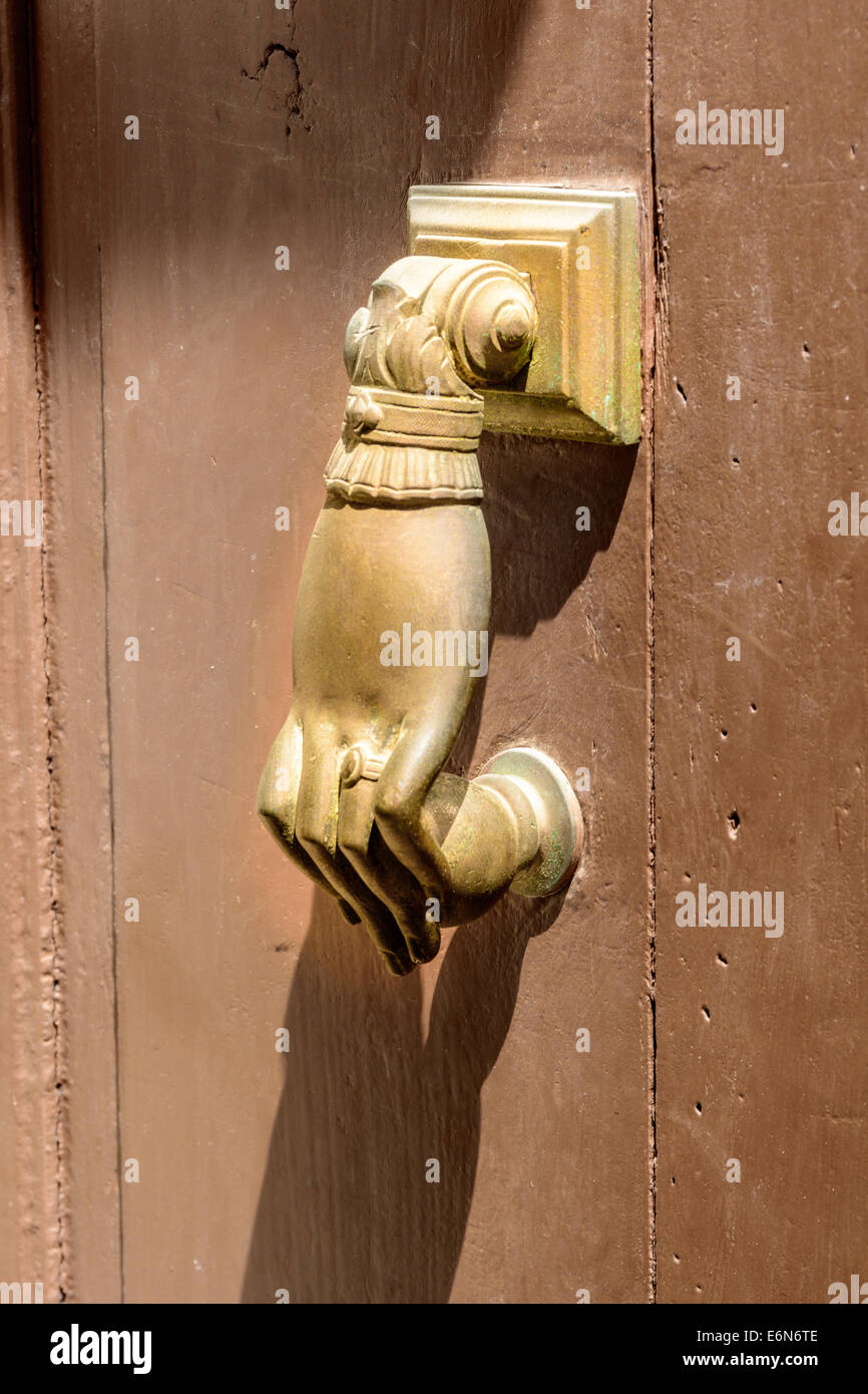 Una mano di bronzo su una porta nel sud della Francia Foto Stock