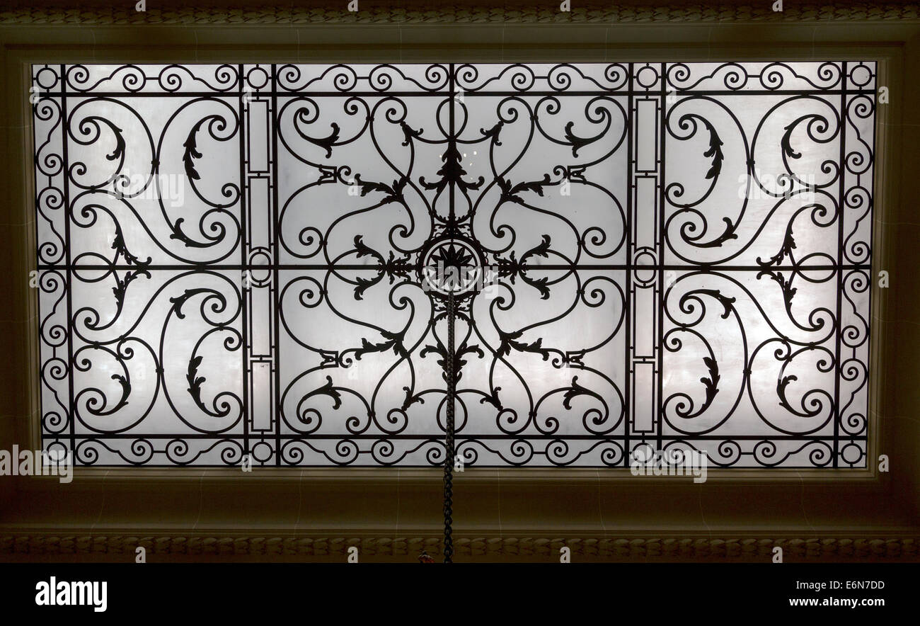 Dettaglio della finestra sul soffitto sopra la tromba delle scale, il Museo di Arti Decorative, Havana, Cuba Foto Stock