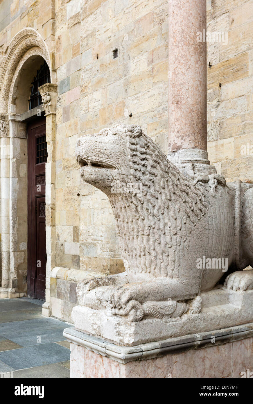Lion al di fuori dell'entrata occidentale al Duomo, Piazza del Duomo, Parma, Emilia Romagna, Italia Foto Stock
