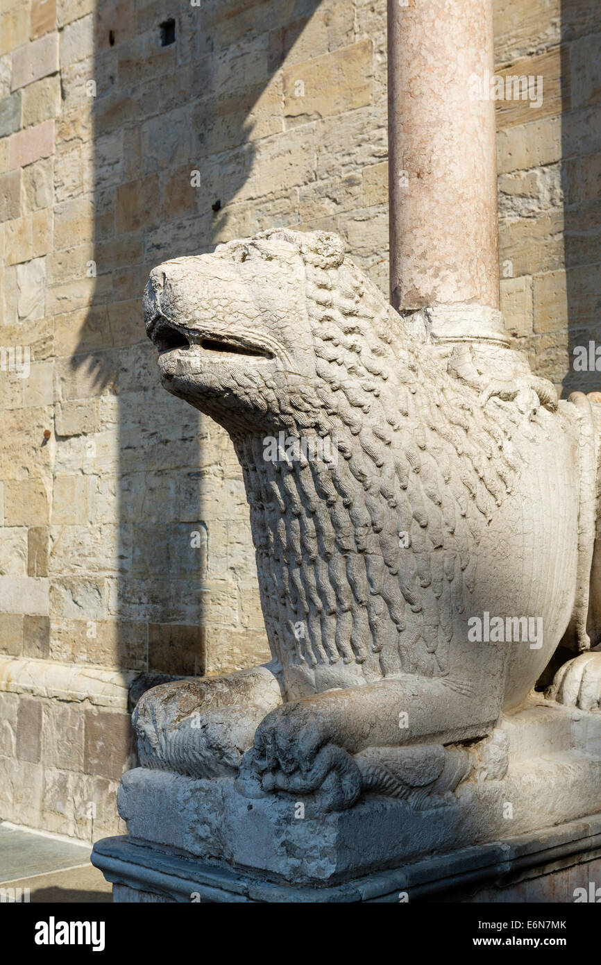Lion al di fuori dell'entrata occidentale al Duomo, Piazza del Duomo, Parma, Emilia Romagna, Italia Foto Stock