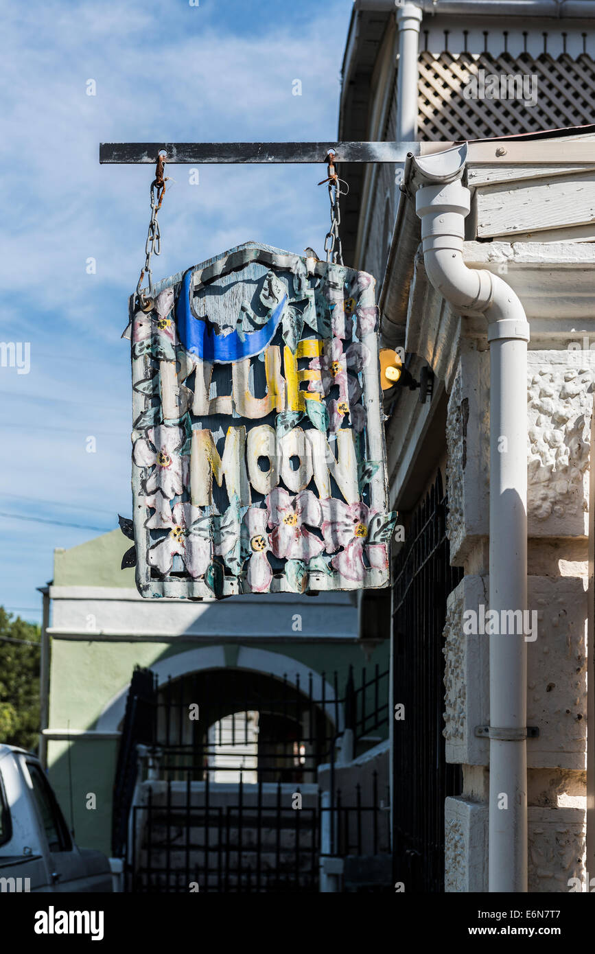 Il segno di fronte al Blue Moon ristorante sulla strada del filamento in Frederiksted, St. Croix, U. S. Isole Vergini. USVI,U.S.V.I. Foto Stock