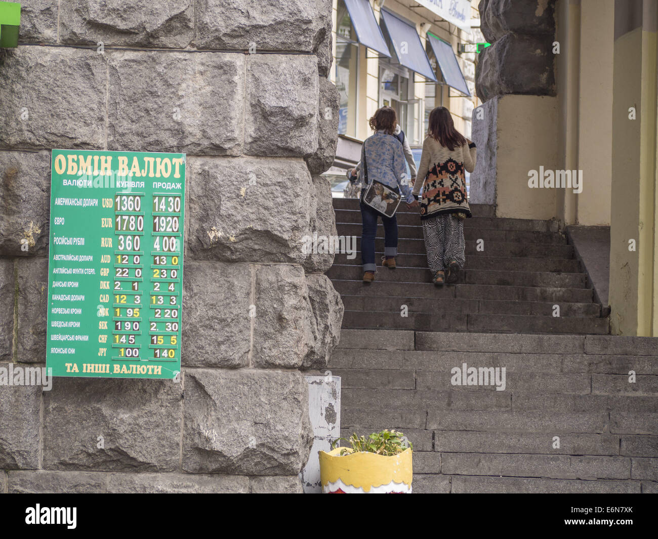 Bureau de modifiche visualizzare i nuovi tassi di cambio come il grivna indebolisce un record di 14.20 per dollaro. Il 27 agosto, 2014. -- L'Ucraina il Primo Ministro Arseny Yatseniuk grida il pericolo di caduta della grivna se il conflitto in Oriente indugia. L'Ucraina è in attesa di una tranche di aiuti del FMI che si ritiene possa contribuire a stabilizzare la moneta. Credito: Igor Golovniov/ZUMA filo/Alamy Live News Foto Stock