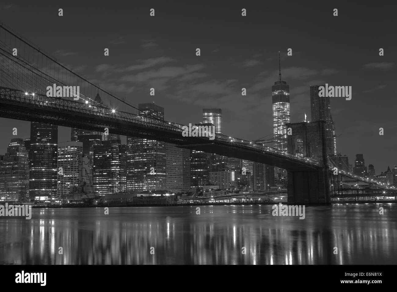 Sull'isola di Manhattan e Brooklyn Bridge nella notte estiva a New York. La foto è stata ripresa da Brooklyn di lato. Foto Stock