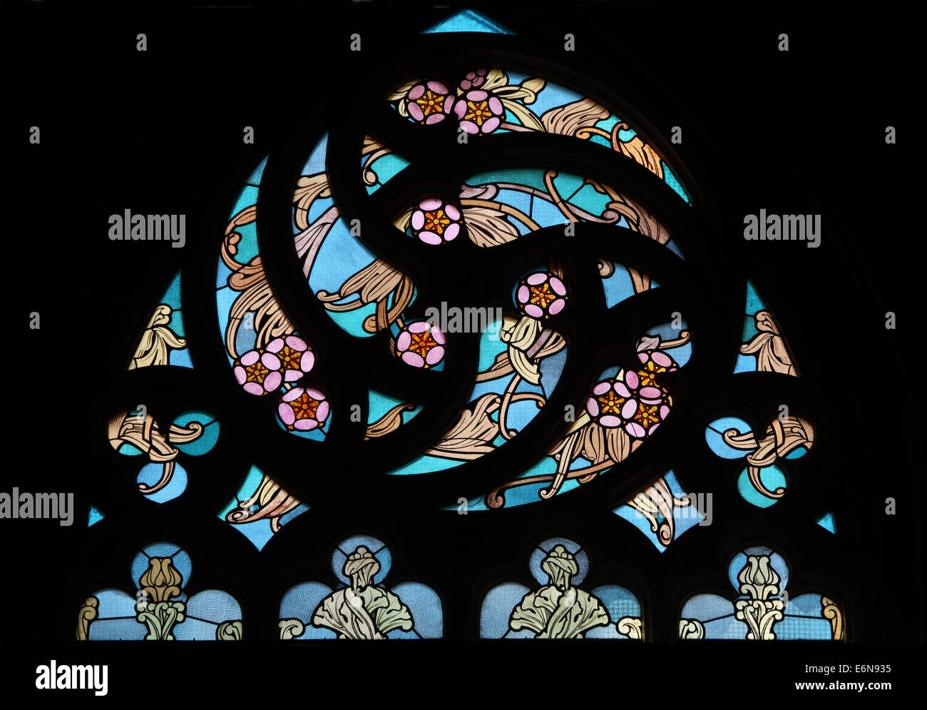 La secessione motivo floreale. Vetrata di Santa Barbara la Chiesa in Kutna Hora, Repubblica Ceca. Foto Stock