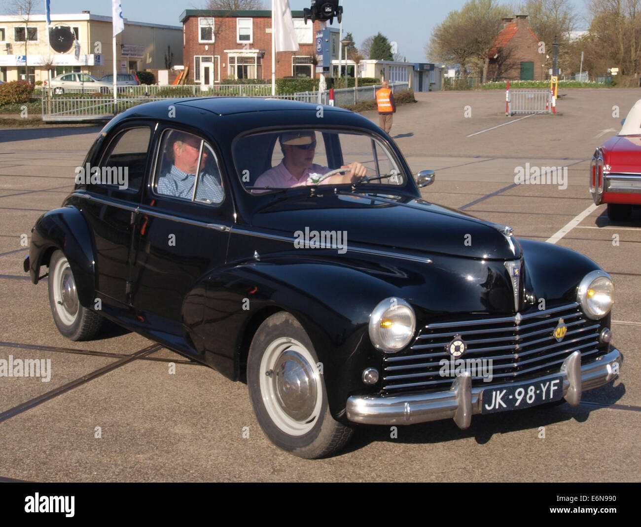 La Peugeot 203 C del 1957, immatricolata con licenza JK-98-YF, è una classica vettura francese. Noto per il suo design elegante e la solida ingegneria, è un modello popolare tra i collezionisti di auto d'epoca e gli appassionati. Foto Stock