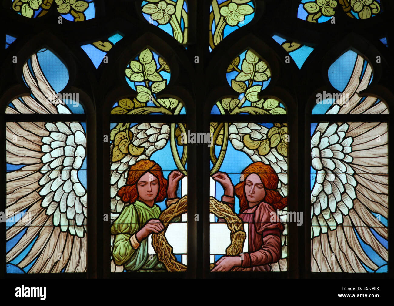 La corona di spine e la Santa Croce. Vetrata di Santa Barbara la Chiesa in Kutna Hora, Repubblica Ceca. Foto Stock