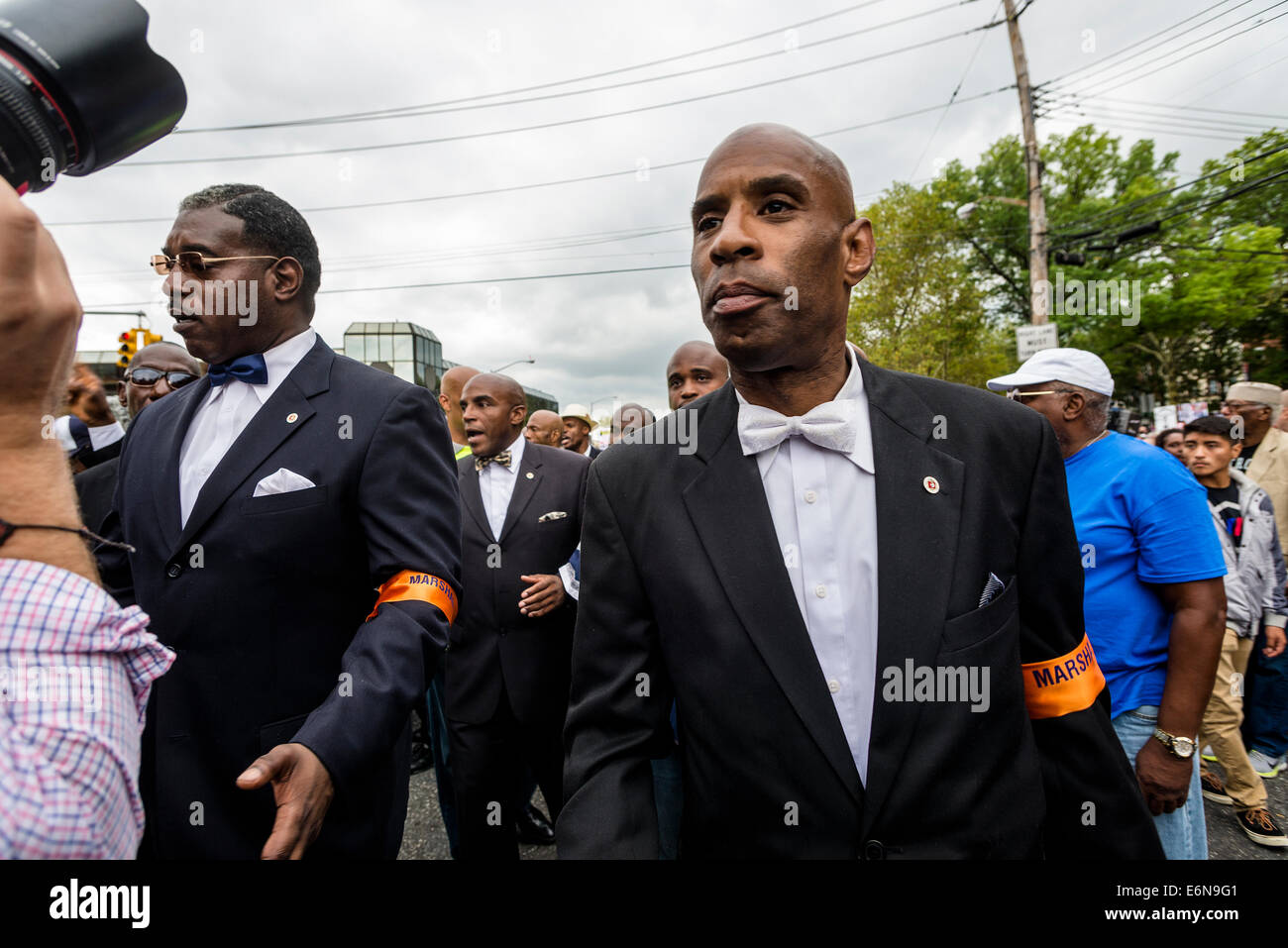 Staten Island NY - Membri della nazione dell'Islam come server esegue il marshalling come migliaia hanno marciato attraverso Stapleton, Staten IslandI di Foto Stock
