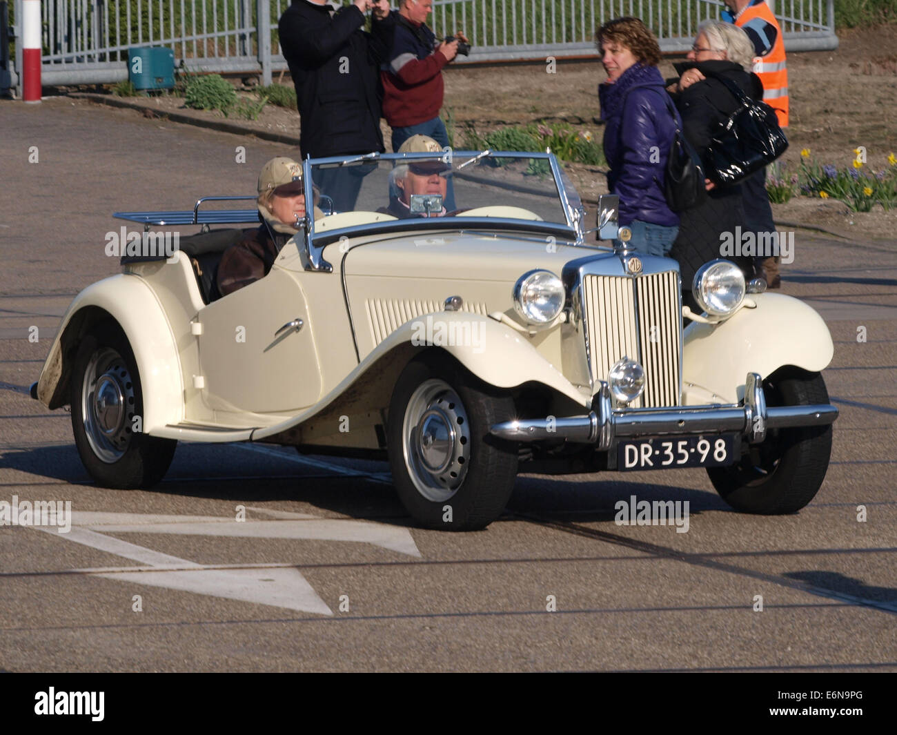 La MG TD 1951, con licenza olandese DR-35-98, è una roadster britannica d'epoca nota per il suo design classico e le prestazioni sportive. La vettura presenta una carrozzeria aperta a due posti, che incarna l'ingegneria automobilistica della metà del XX secolo. Foto Stock