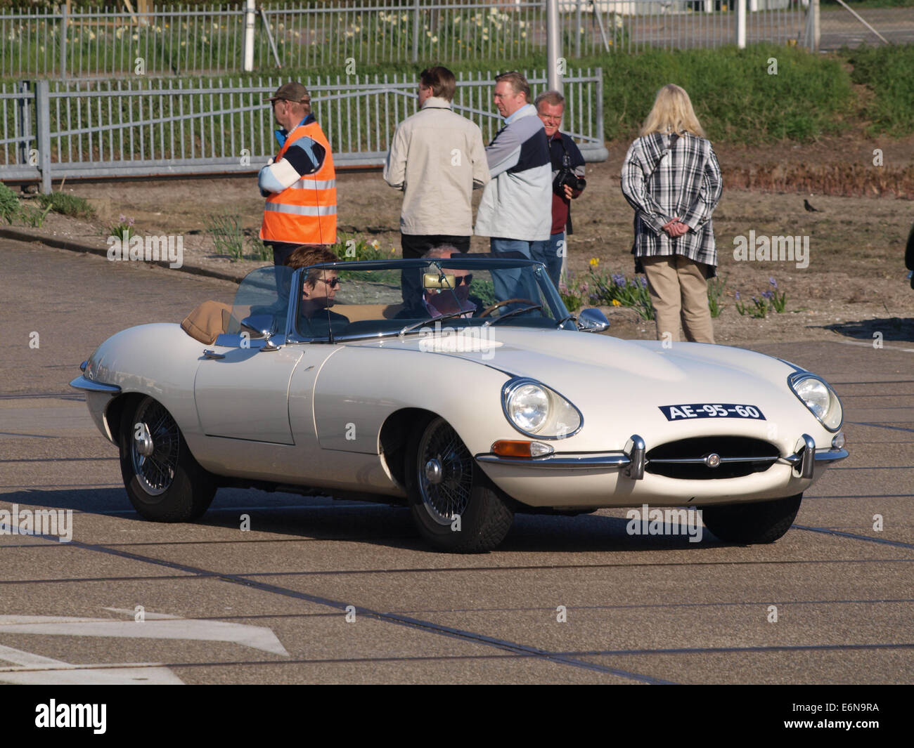 Una Jaguar e-TYPE del 1968, una classica auto sportiva britannica, con registrazione olandese AE-95-60. L'immagine mostra il design elegante e il fascino storico della vettura. Foto Stock