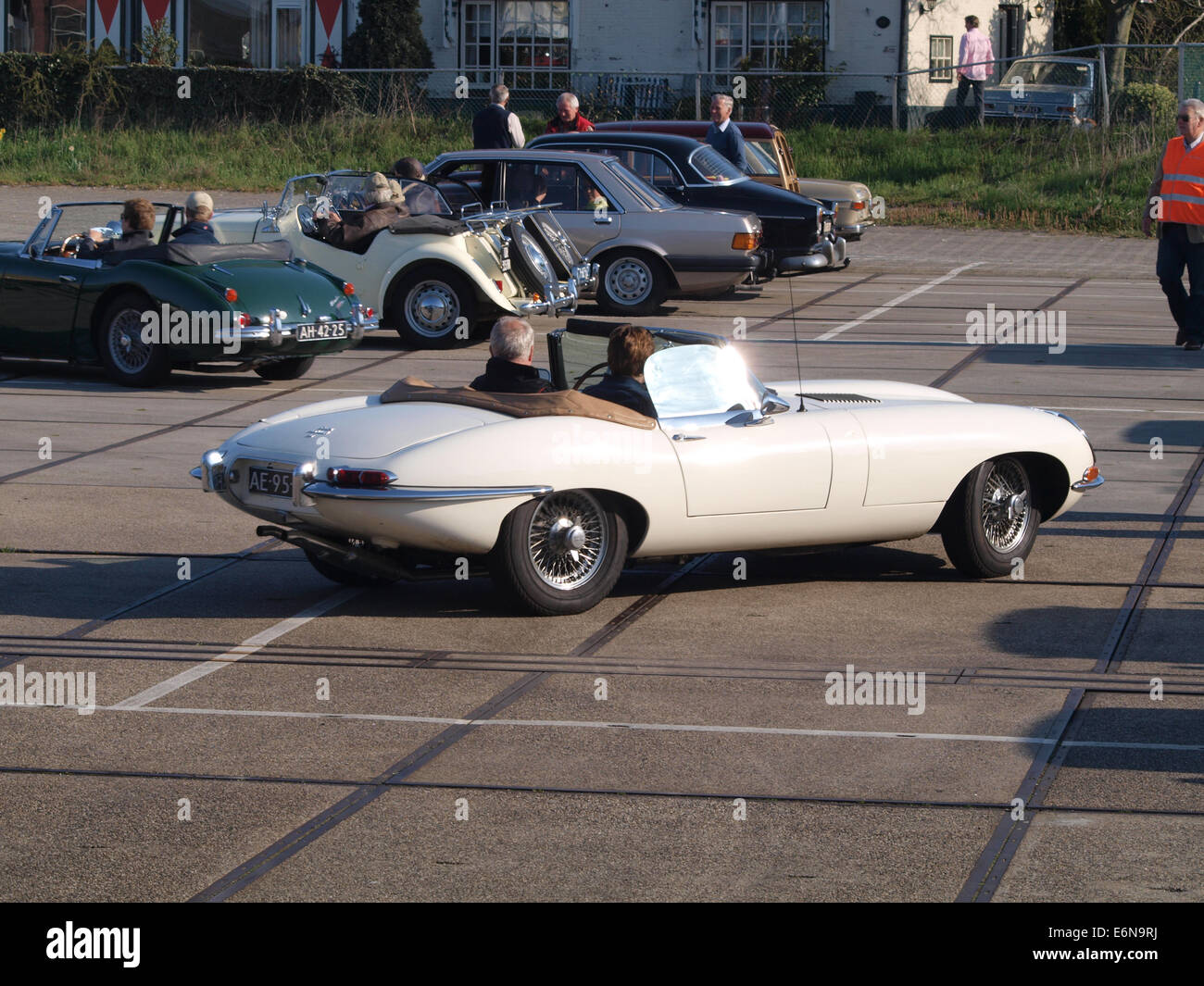 Questa immagine mostra una Jaguar e-TYPE 1968, una classica auto sportiva britannica, con targa olandese AE-95-60. La Jaguar e-TYPE è nota per il suo design elegante e le prestazioni potenti ed è considerata una delle auto più iconiche degli anni '1960 Foto Stock