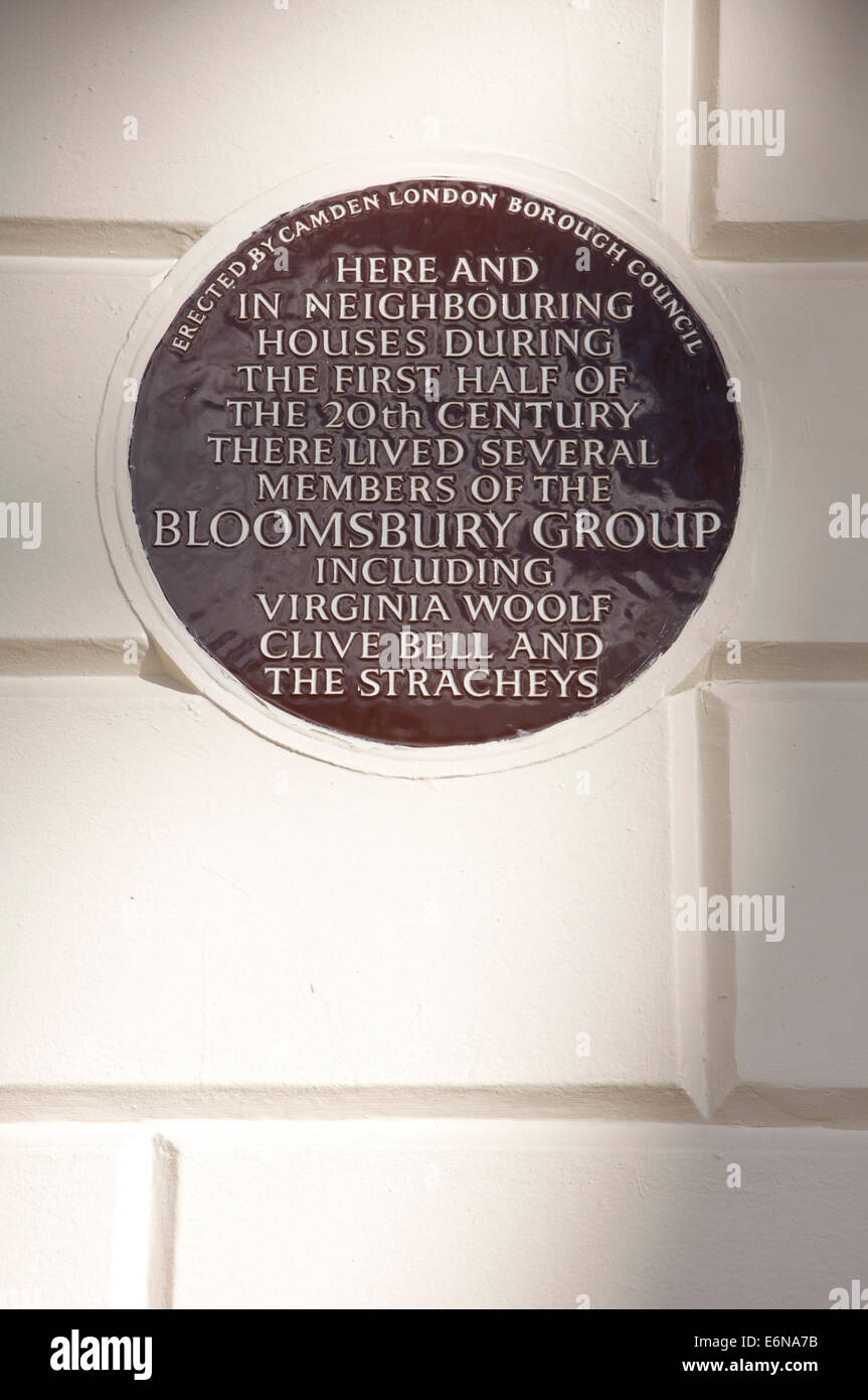 Una placca di ceramica a 50 Gordon Square, in Camden, che fu la casa di diversi membri del gruppo Bloomsbury come Virginia Woolf. Londra, Inghilterra. Foto Stock
