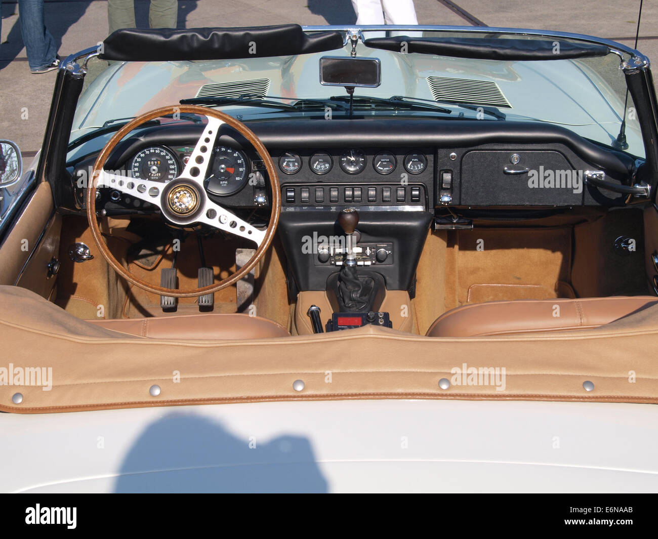 La Jaguar e-TYPE 1968, con immatricolazione olandese AE-95-60, presenta una vista dettagliata del suo cockpit e del cruscotto nella foto 7. Questa iconica auto sportiva rappresenta il design automobilistico degli anni '1960. Foto Stock