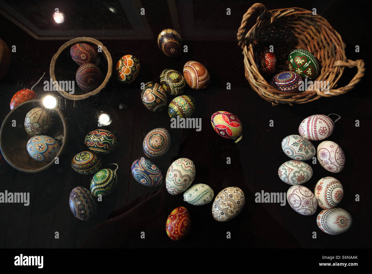 Sorabo uova di Pasqua esposti nel museo a cielo aperto in Lehde, regione Spreewald, Lusazia inferiore, Brandeburgo, Germania. Foto Stock