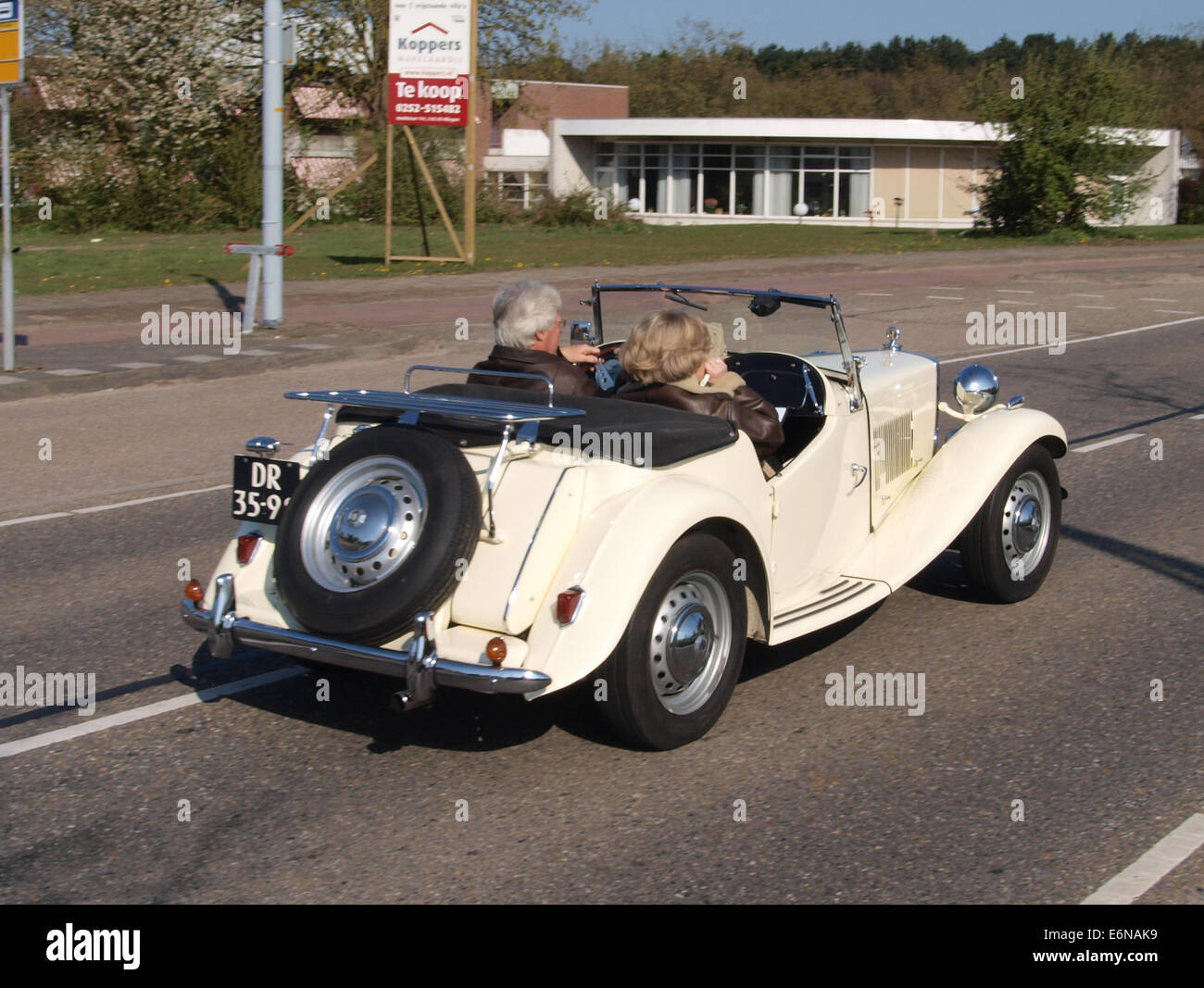 Il 1951 MG TD, con licenza olandese DR-35-98, è un classico roadster britannico. Conosciuta per il suo design e le sue prestazioni sportive, è un'auto d'epoca molto popolare tra collezionisti e appassionati. Foto Stock