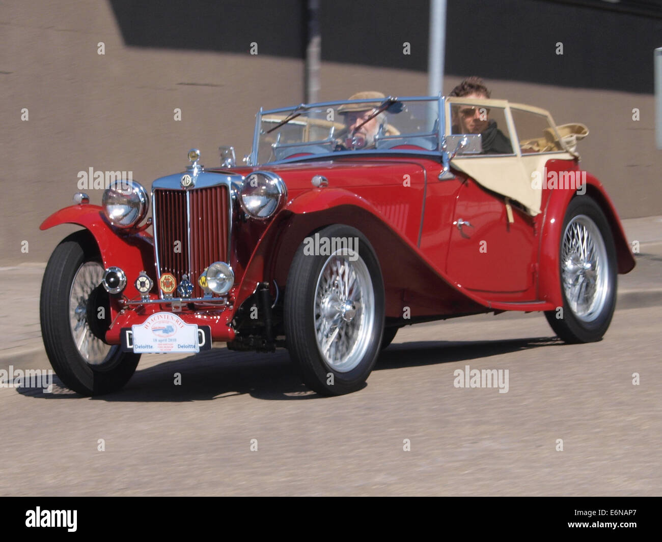 La MG TC 1947, con registrazione olandese DE-61-00, è una classica roadster britannica. Conosciuta per il suo design vintage e l'importanza storica nella cultura automobilistica, MG TC è un oggetto da collezione. Foto Stock