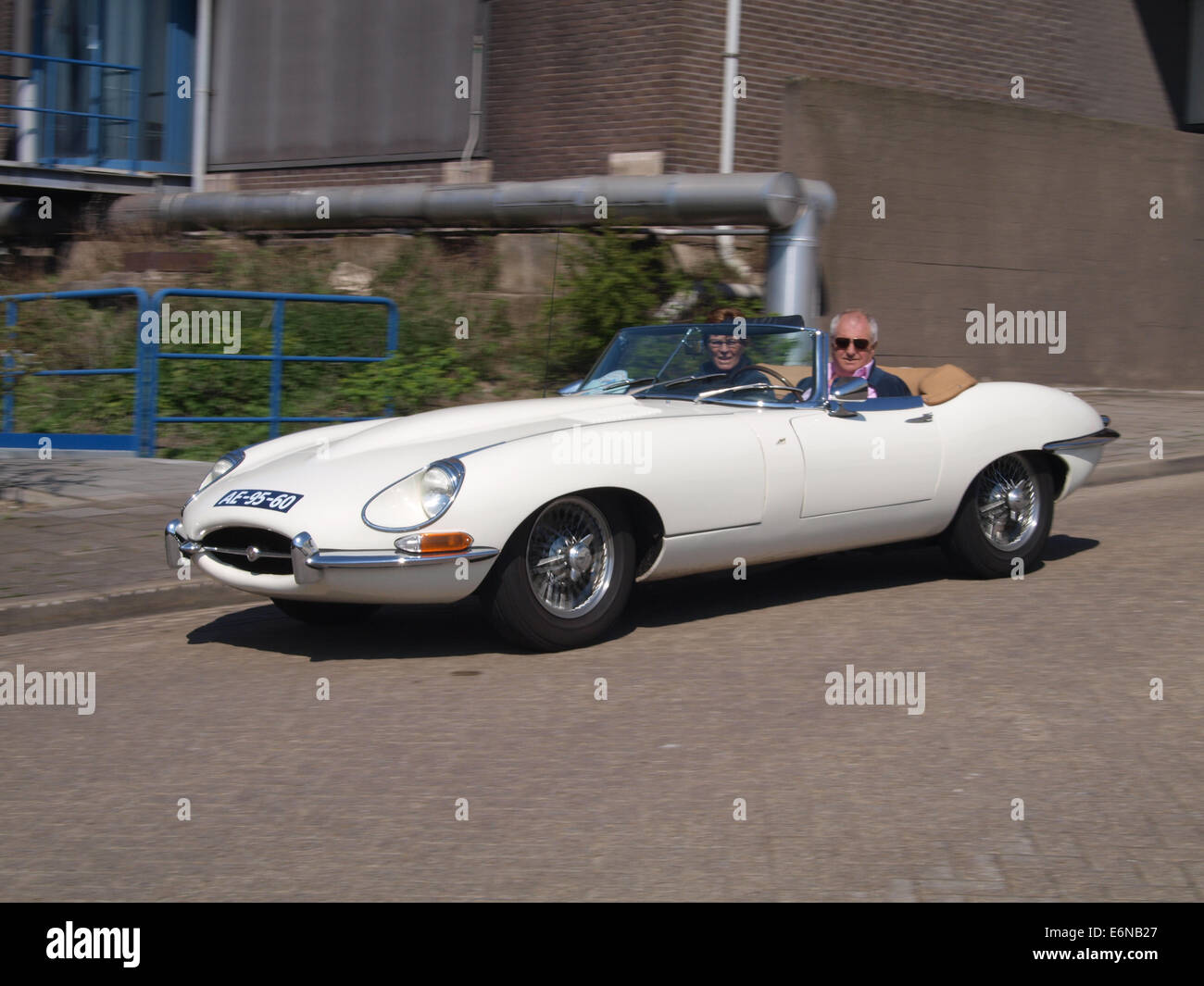 La Jaguar e-TYPE 1968, con registrazione olandese AE-95-60, è una classica auto sportiva britannica famosa per il suo design elegante e le alte prestazioni. Conosciuta per il suo stile iconico e il potente motore, rimane una delle auto classiche più venerate. Foto Stock