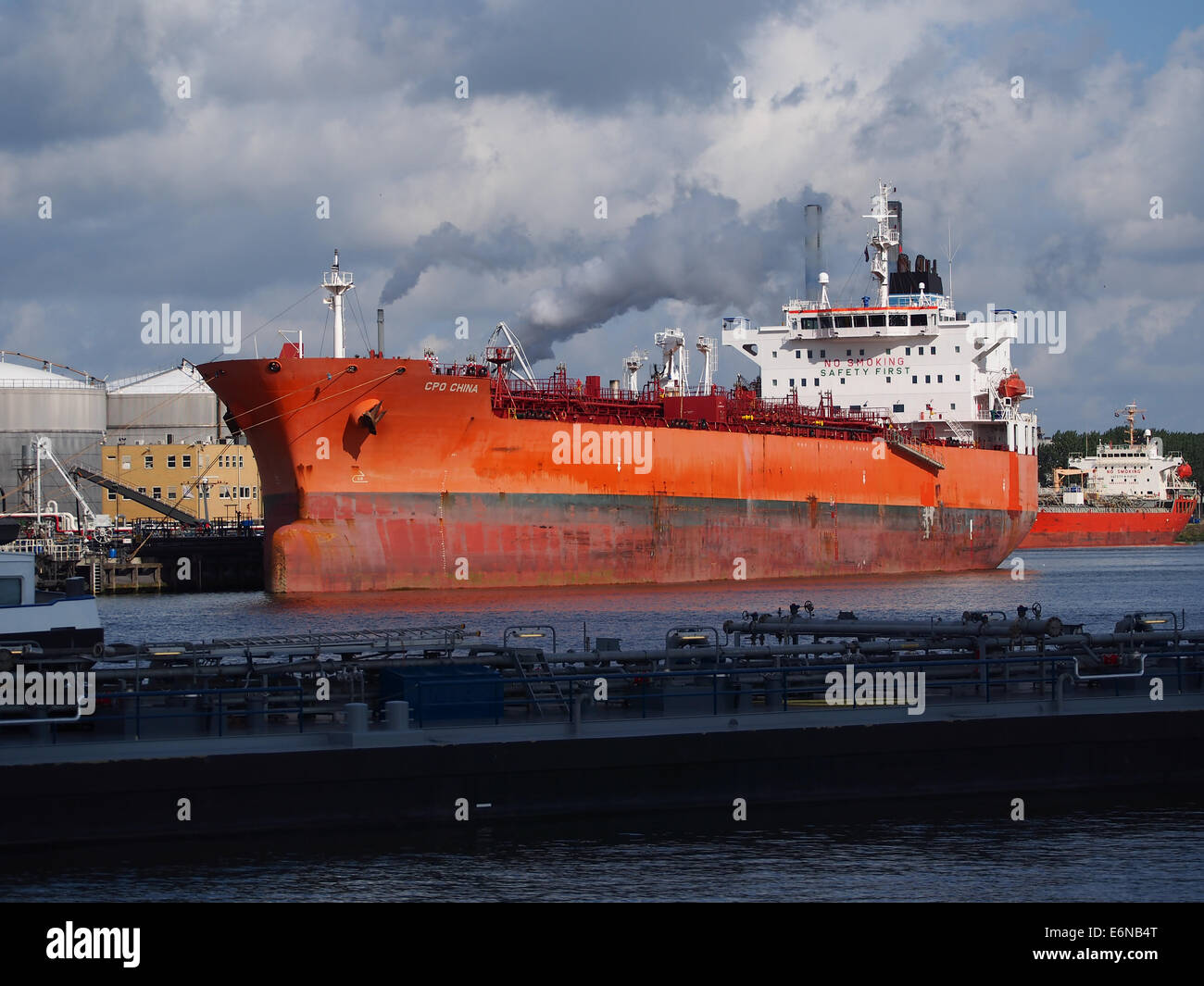 La CPO China (IMO 9434204), nave portacontainer e petroliera, è ancorata al terminal Botlek nel porto di Rotterdam. La nave è impegnata nella logistica globale, trasportando merci alla rinfusa attraverso le rotte commerciali internazionali. Foto Stock