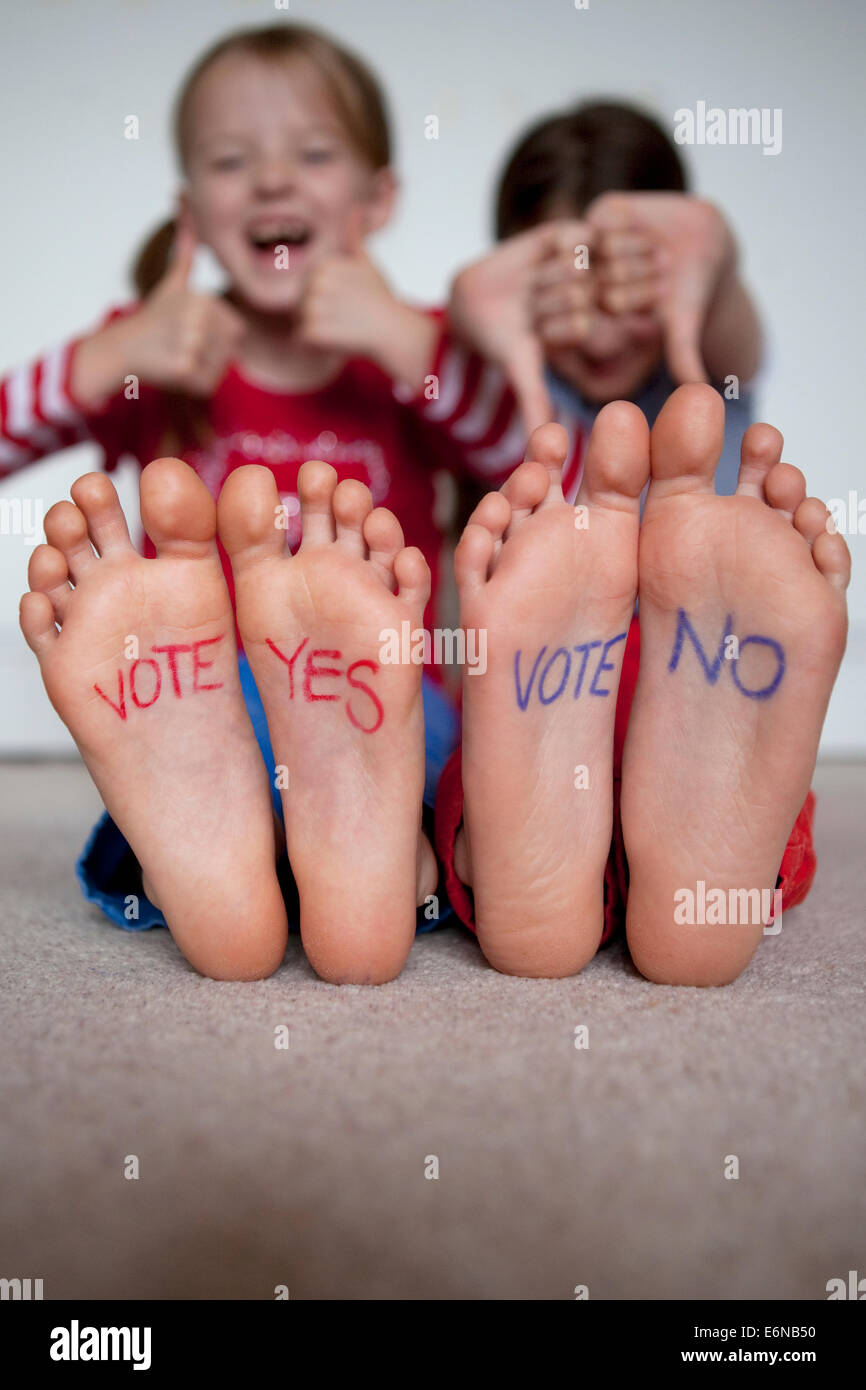 Rosso 'votare sì' e blu 'votare no' scritto su bambini in piedi un tempo vicino alla scozzese referendum di indipendenza del 2014. Foto Stock