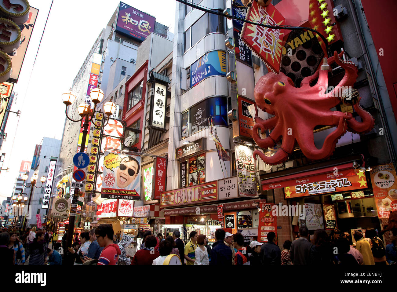La vita notturna a Dotombori Arcade, area di Minami, Osaka, Giappone, Asia. La gente, la folla di turisti, negozi, ristoranti, strada trafficata, segni Foto Stock