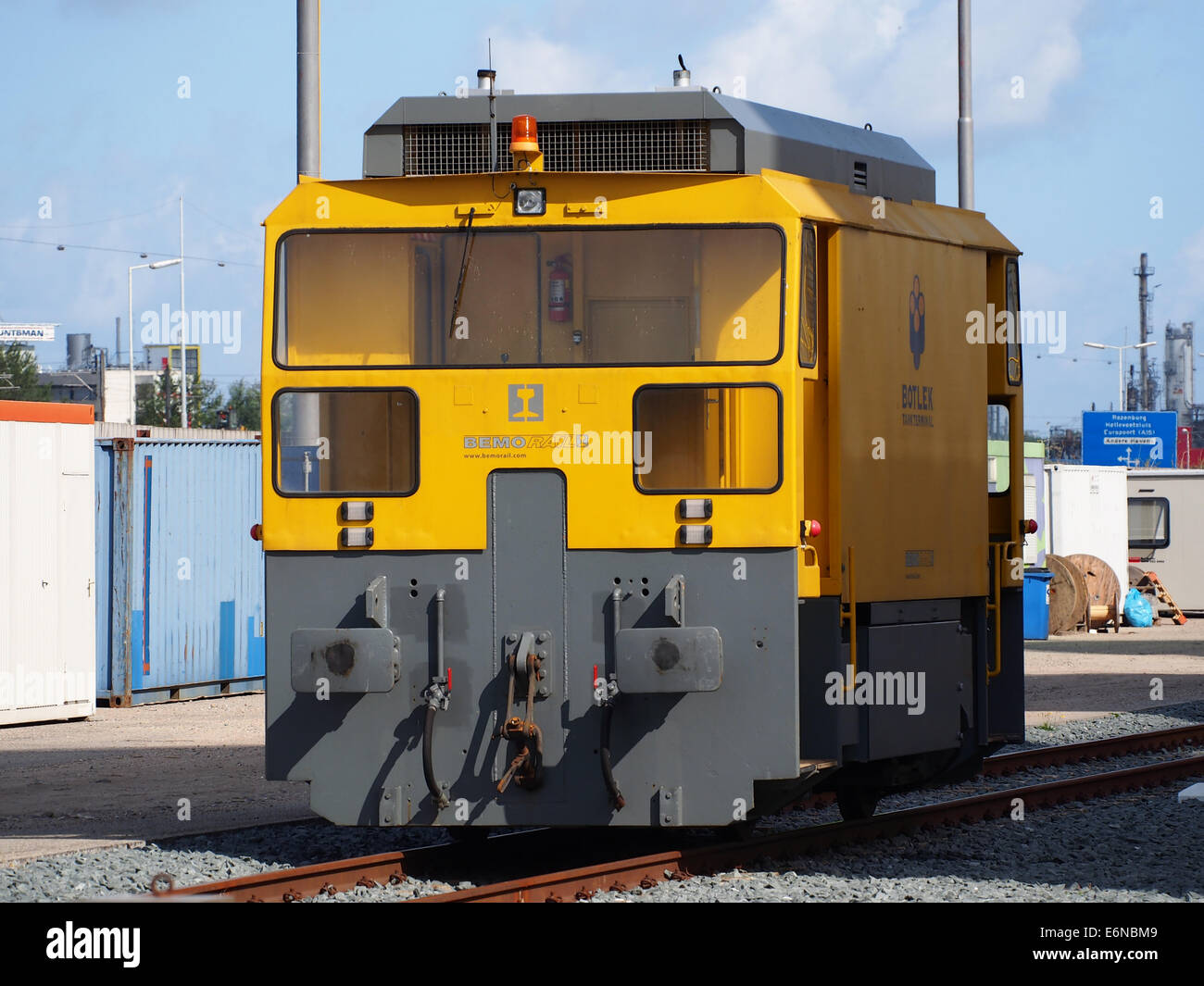 BEMO Railway shunter presso il Botlek Tankterminal di Rotterdam, dimostrando il trasporto ferroviario industriale e le operazioni di manovra per la logistica del carico. Foto Stock
