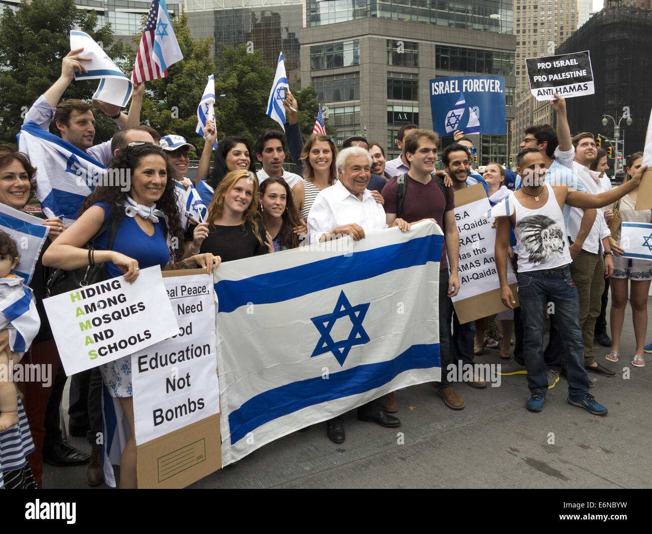 Dimostranti Pro-Israel rally vicino a Columbus Circle a New York a sostegno di Israele durante la crisi israelo-palestinese, dal 1 agosto 2014. Foto Stock