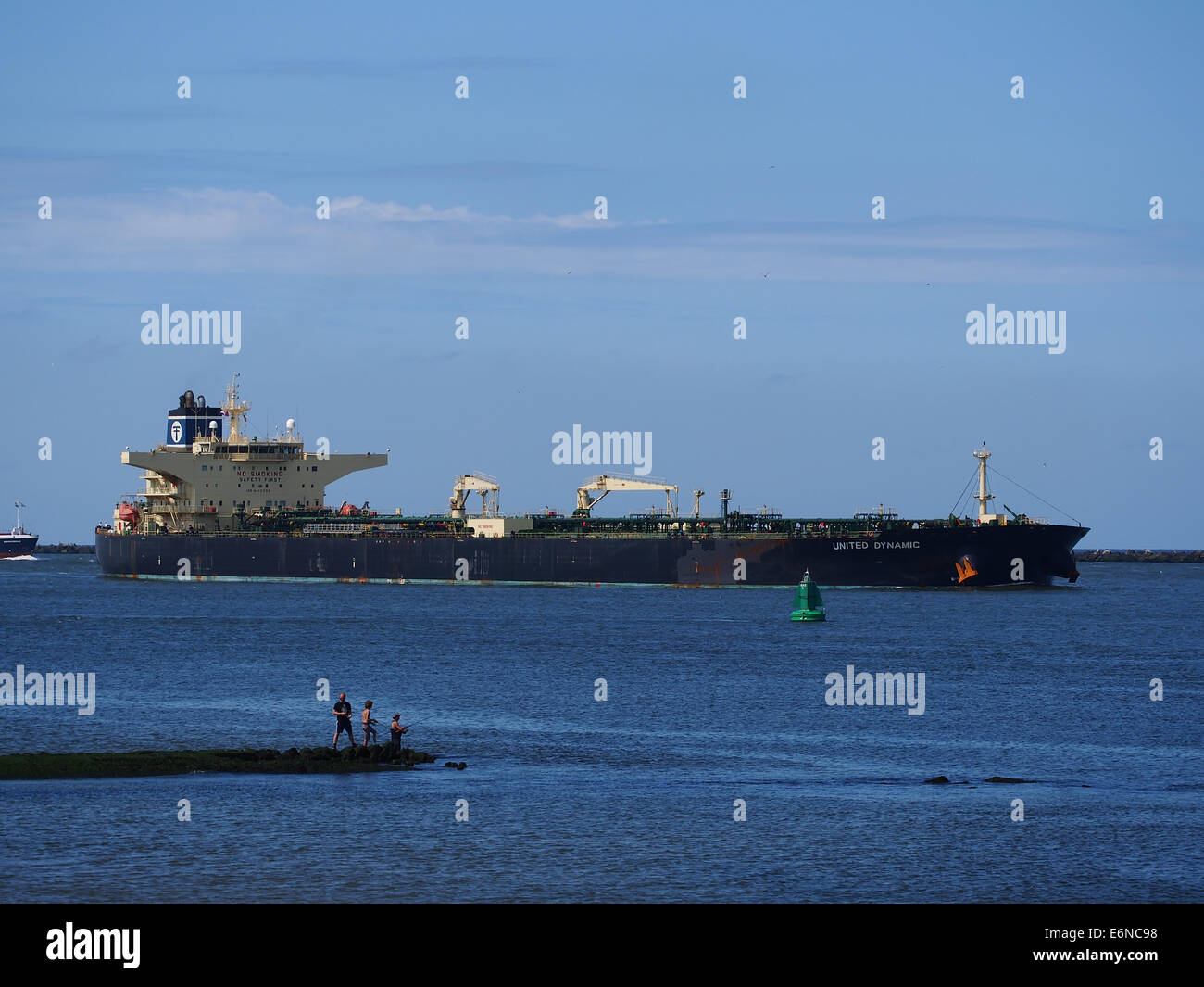 United Dynamic (IMO 9412309), una nave portacontainer, attraccata al porto di Rotterdam, uno dei porti più trafficati d'Europa. La nave è coinvolta nel trasporto merci e nelle operazioni logistiche attraverso le rotte commerciali internazionali. Foto Stock