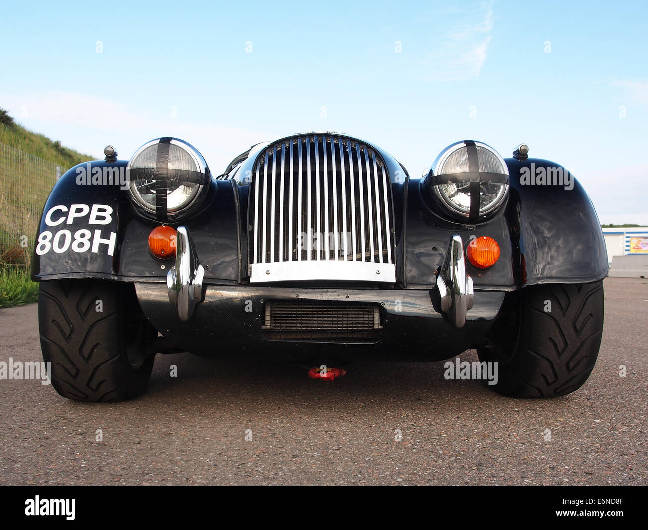 La Morgan Plus 8, una classica auto sportiva britannica, è mostrata in pista a Zandvoort. Nota per il suo design distintivo, questa vettura è un simbolo della storia automobilistica britannica. Foto Stock