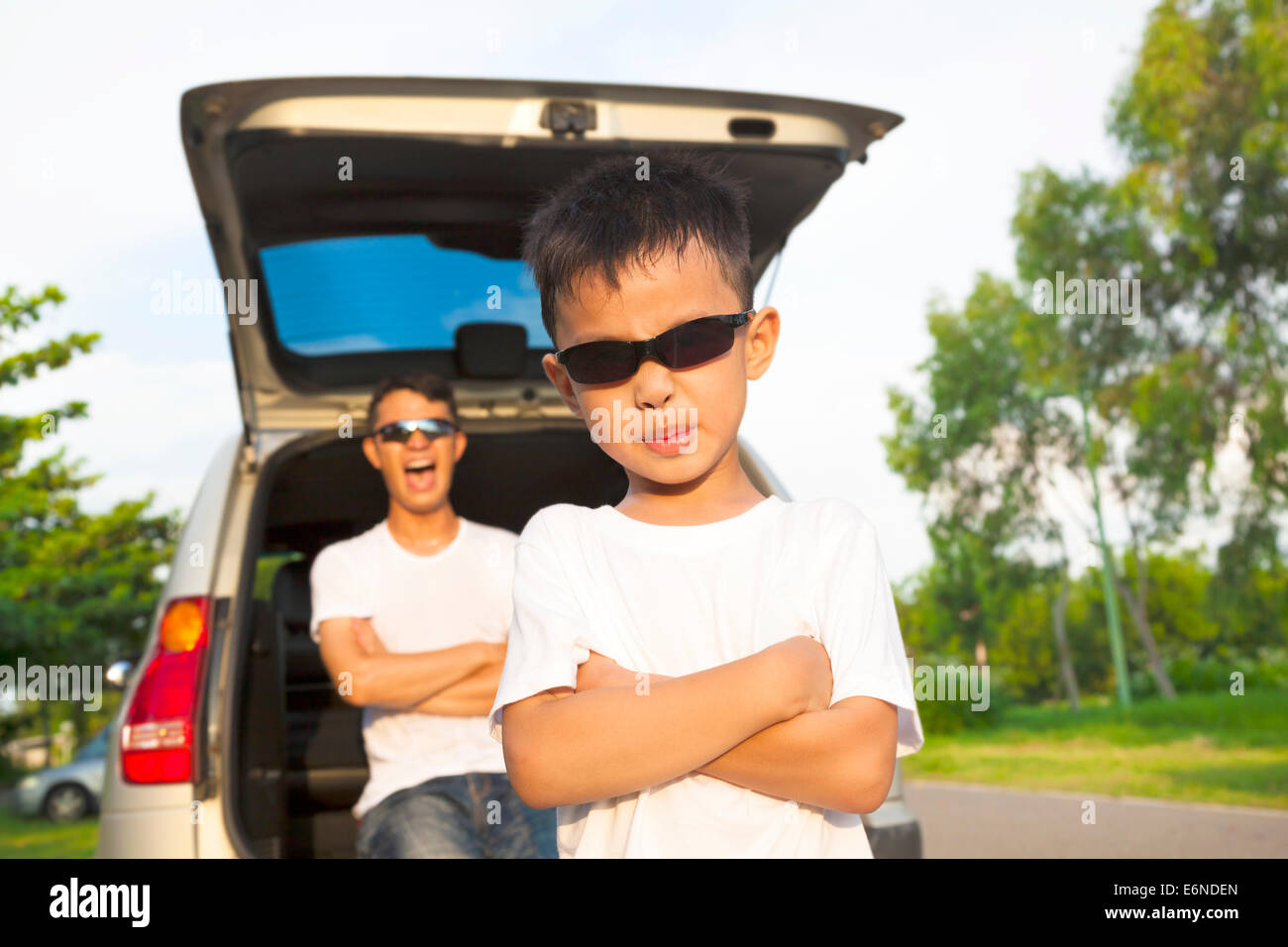 Dei bambini felici e padre con la propria auto nel parco Foto Stock