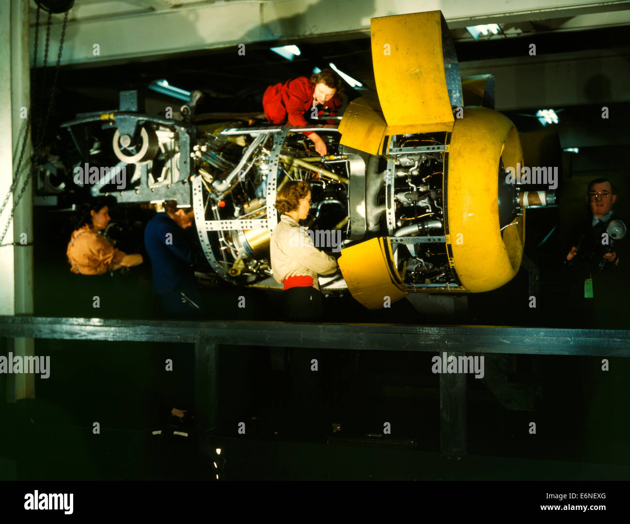 Installazione di uno dei 4 motori sul piano di trasporto a Willow Run. La foto mostra la Willow Run impianto di fabbricazione, gestito da Ford Motor Company vicino Ypsilanti, Michigan, il che ha reso il B-24 Liberator bombardieri durante la Seconda Guerra Mondiale. Foto Stock